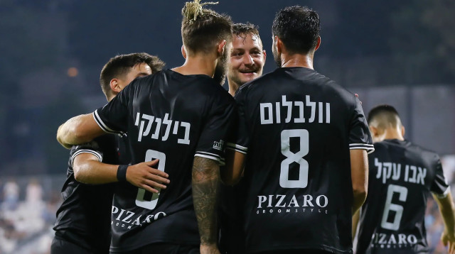 יניב בריק ושחקני עירוני טבריה חוגגים (צילום: מאור אלקסלסי)