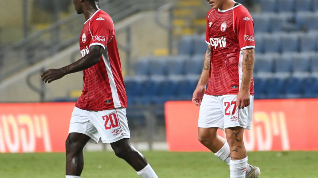 יוני סטויאנוב לצד קינגס קנגאווה הפועל באר שבע (צילום: ברני ארדוב)