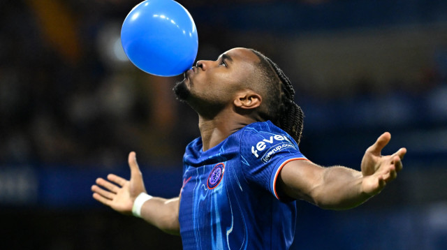 כריסטופר אנקונקו שחקן צ'לסי חוגג שער (צילום: רויטרס)