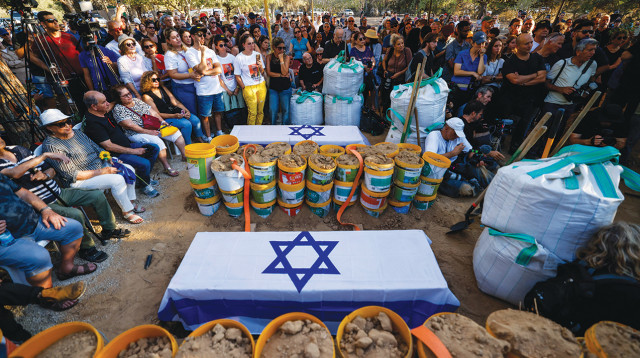 לווית אברהם מונדר ז"ל בניר עוז (צילום: חיים גולדברג/פלאש 90)