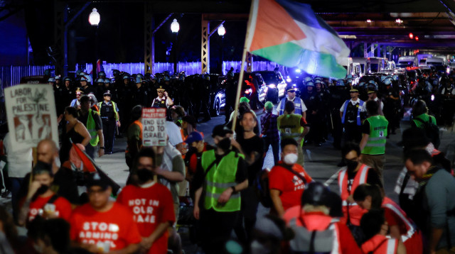 מפגינים פרו פלסטינים בוועידה הדמוקרטית (צילום: רויטרס)
