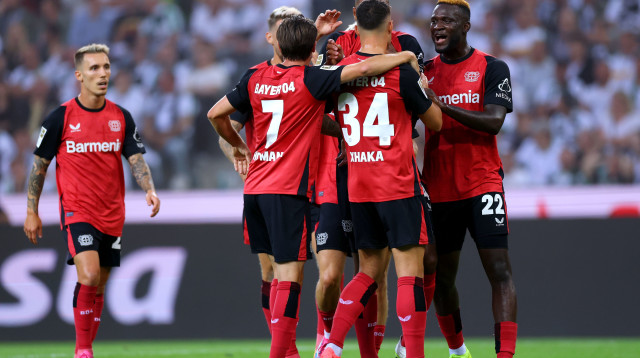 שחקני לברקוזן חוגגים עם גרניט ג'אקה (צילום: Lars Baron/Getty Images)