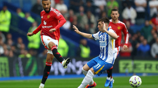 נוסייר מזראווי שחקן מנצ'סטר יונייטד מול בילי גילמור שחקן ברייטון (צילום: רויטרס)