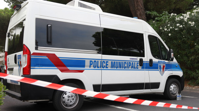 זירת הפיגוע מחוץ לבית הכנסת בעיר לה גרנד-מוט שבדרום צרפת (צילום: רויטרס)