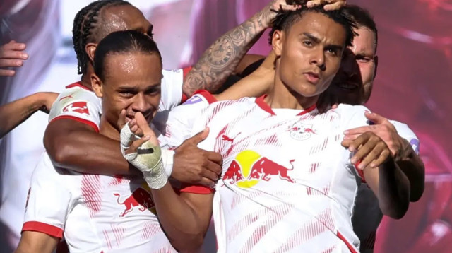 שחקני ר.ב. לייפציג חוגגים עם אנטוניו נוסא (מימין) (צילום: GettyImages, RONNY HARTMANN/AFP)