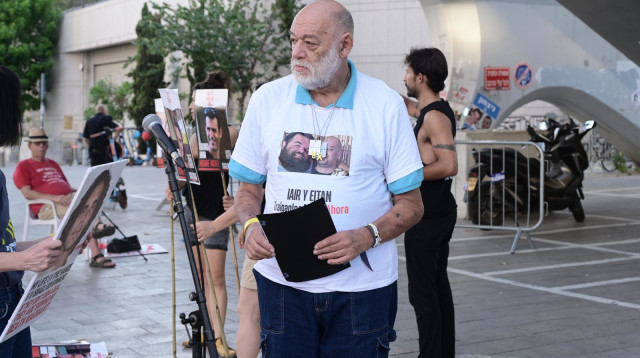 איציק הורן, אביהם של יאיר ואיתן הורן שנחטפו לעזה, בהצהרת משפחות החטופים (צילום: אבשלום ששוני)