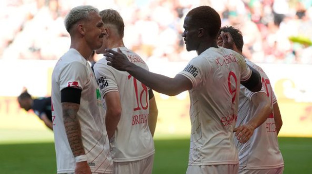 שחקני אוגסבורג חוגגים (צילום: Carsten Harz / Stringer)