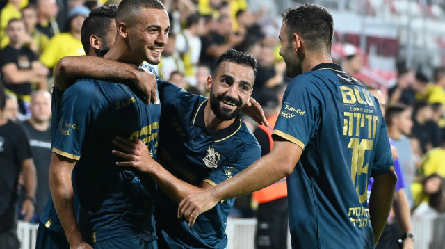 שחקני מכבי בני ריינה חוגגים עם סייד אבו פרחי (צילום: ברני ארדוב)