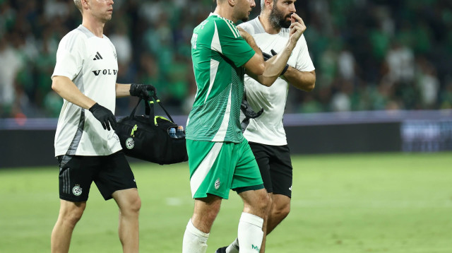 שון גולדברג שחקן מכבי חיפה מקבל טיפול (צילום: דני מרון)