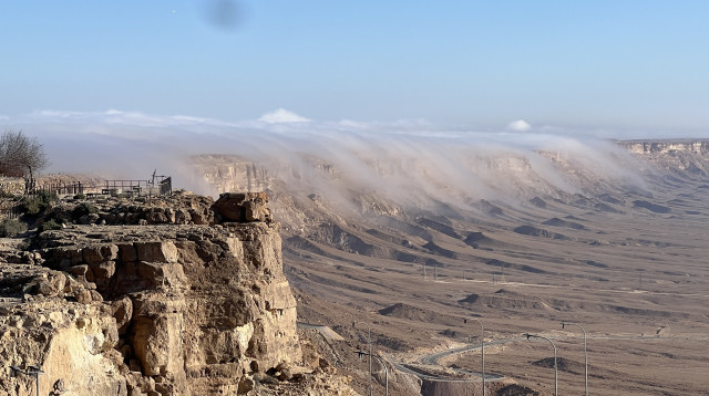 גלישת עננים במצפה רמון (צילום: מיטל שרעבי)
