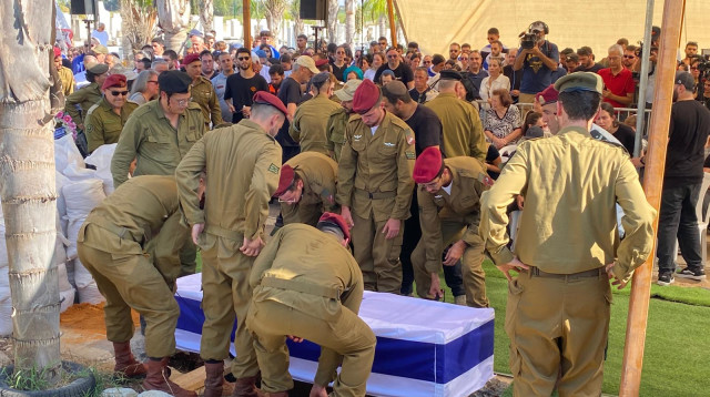 הלווייתו של עמית צדיקוב (צילום: אבשלום ששוני)