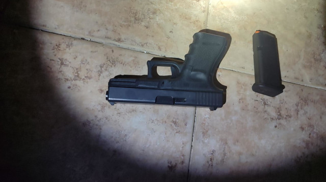 האקדח שאותר בתחתונים (צילום: דוברות המשטרה)