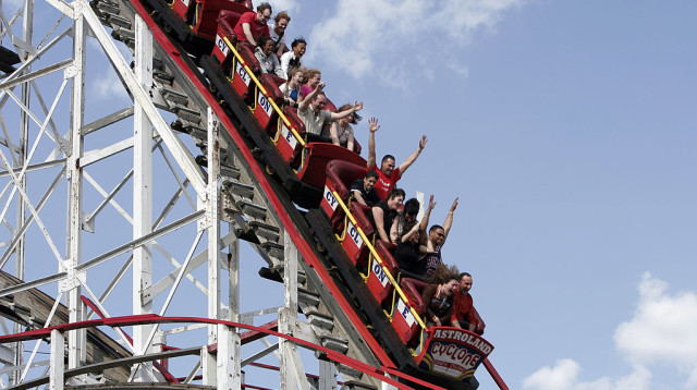 רכבת ההרים ציקלון (צילום: Michael Nagle/Getty Images)