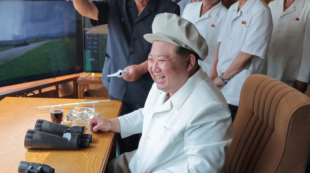 קים ג'ונג און בבדיקת כטב"מים  (צילום: רויטרס)