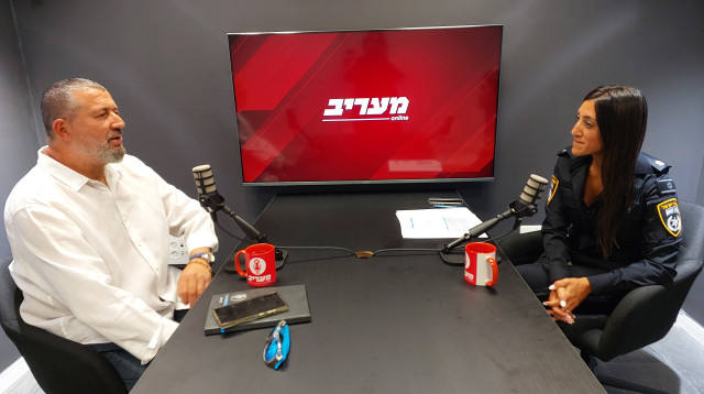 כתב הפלילים אלון חכמון מראיין את רפ"ק אפרת אלגריסי (צילום: מעריב אונליין)