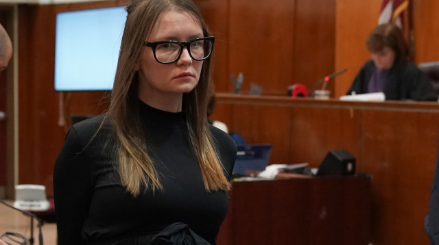 אנה סורוקין (דלבי) בבית המשפט (צילום: TIMOTHY A. CLARY.GettyImages)
