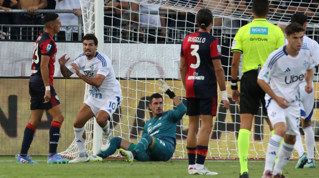 פטריק קוטרונה שחקן קומו חוגג שער מול קליארי (צילום: GettyImages, Enrico Locci)