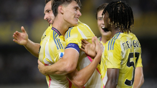 שחקני יובנטוס חוגגים עם ניקולו סאבונה (צילום: רויטרס)