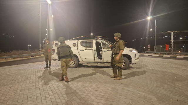 כוחות צה"ל בסריקה בצומת יצהר (צילום: נדב גולדשטיין/TPS)