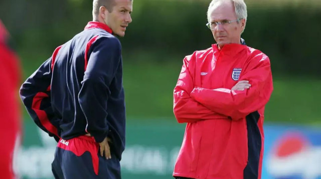 שחקן נבחרת אנגליה לשעבר דייויד בקהאם לצד המאמן סוון גורן אריקסון (צילום: GettyImages, Alex Livesey)