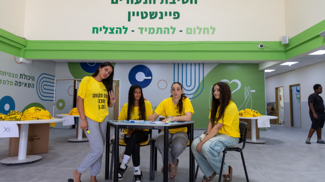 חלוקת החולצות בחטיבת פיינשטיין (צילום: עיריית פתח תקווה)