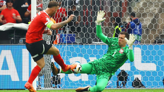 וויצ'ך שצ'סני שוער נבחרת פולין עוצר את מרקו ארנאוטוביץ' שחקן נבחרת אוסטריה (צילום: רויטרס)