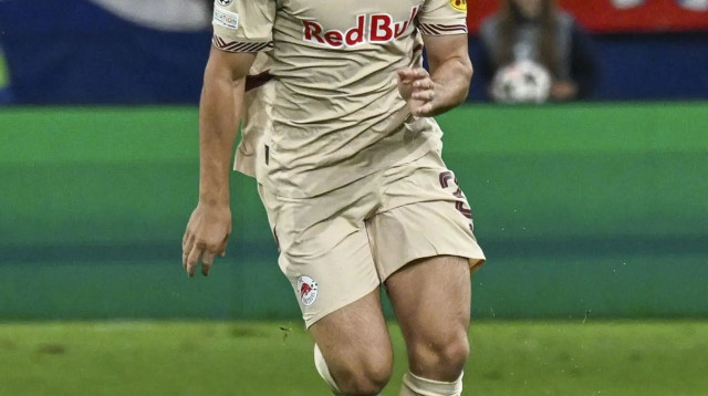 אוסקר גלוך שחקן רד בול זלצבורג מול אנדריי ירמולנקו שחקן דינמו קייב (צילום: GettyImages, Hans Peter Lottermoser)