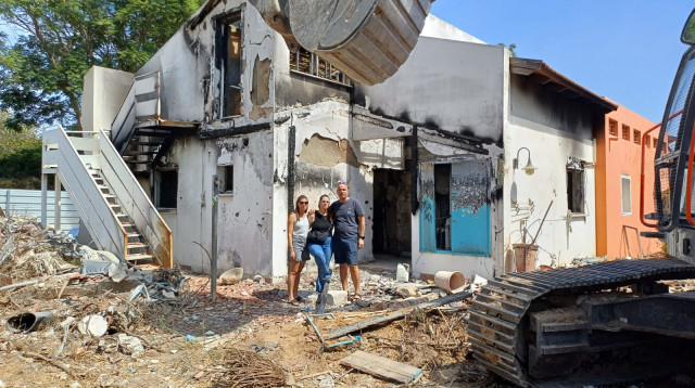 שי, הילה וקרן כהן, ילדיה של פסי כהן ז"ל, לפני הריסת הבית. (צילום: דוברות קיבוץ בארי)