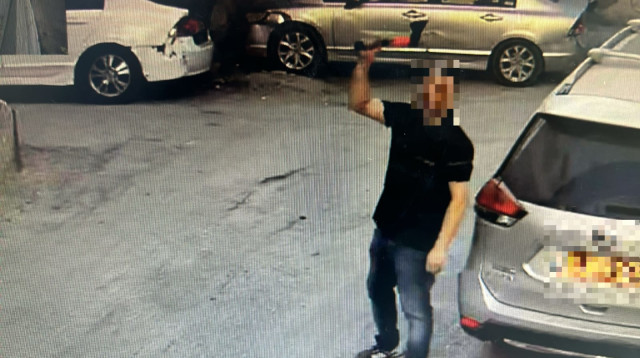 תושב מחנה הפליטים שועפאט אוחז בגרזן באמצעותו תקף את אחיו (צילום: דוברות המשטרה)