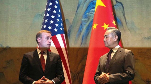 שר החוץ הסיני וואנג יי והשליח האמריקאי ג'ק סאליבן  (צילום: רויטרס)
