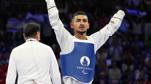 אסף יסעור לאחר הזכייה בזהב פראלימפי בפריז (צילום: רויטרס)