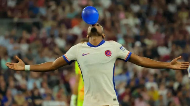 כבש וחגג עם הבלון. אנקונקו (צילום: רויטרס)