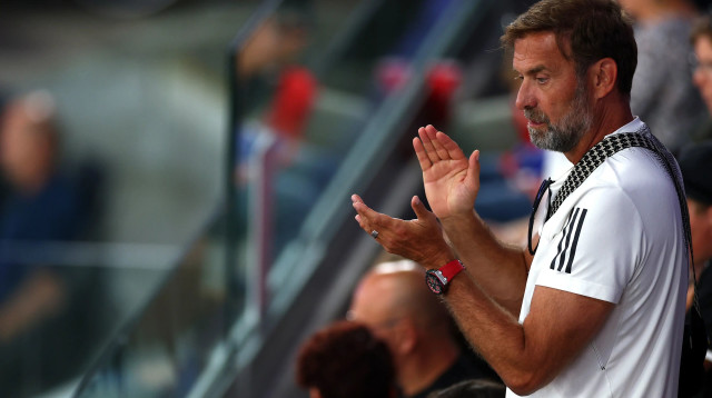 יורגן קלופ צופה מהיציע בחברו במשחקים הפראלימפיים (צילום: GettyImages)