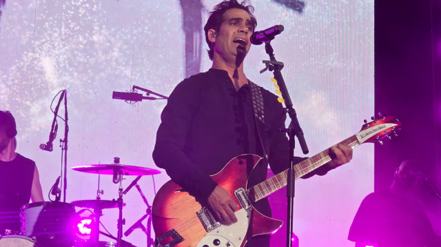 אביב גפן בהופעה בפסטיבל בפתח תקווה (צילום: אלון חכמון)