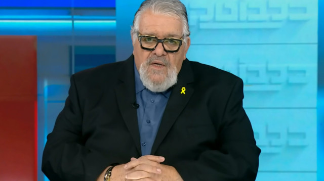 רפי גינת באולפן כלבוטק (צילום: צילום מסך חדשות 12)