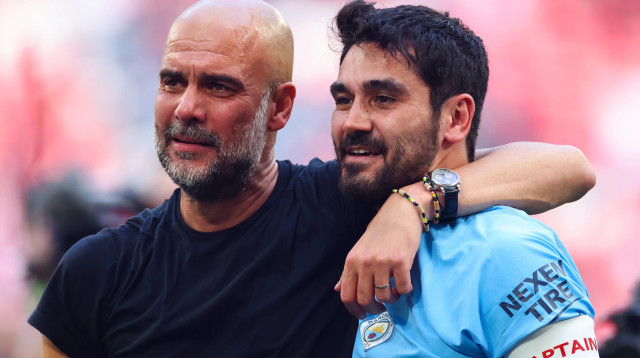 אילקאי גונדואן שחקן מנצ'סטר סיטי עם פפ גווארדיולה, יוני 2023 (צילום: GettyImages, Marc Atkins)