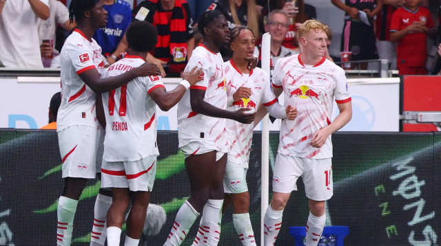 שחקני לייפציג חוגגים עם לואיס אופנדה (צילום: רויטרס)