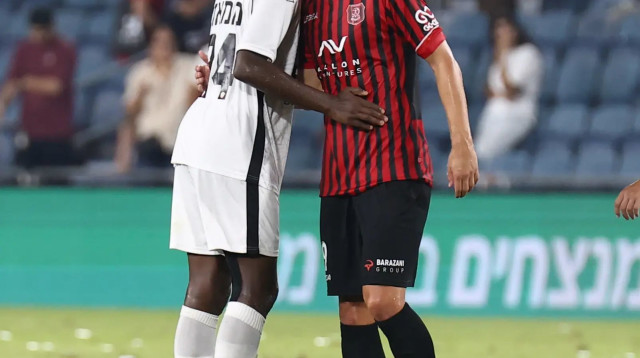 שחקן הפועל ירושלים ילה דאון עם שחקן הפועל חדרה ממאדו אמבוג' (צילום: דני מרון)