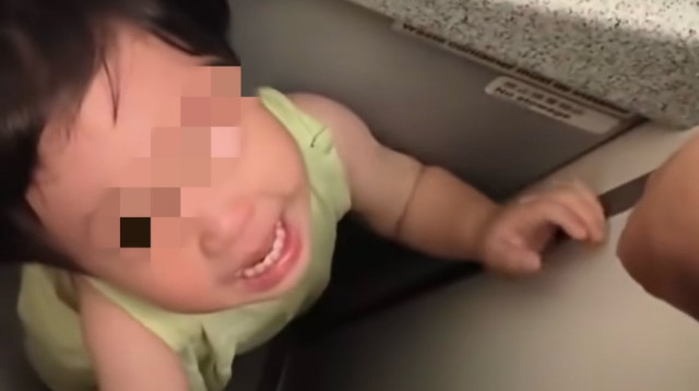 הפעוטה שנכלאה בשירותים (צילום: רשתות חברתיות)