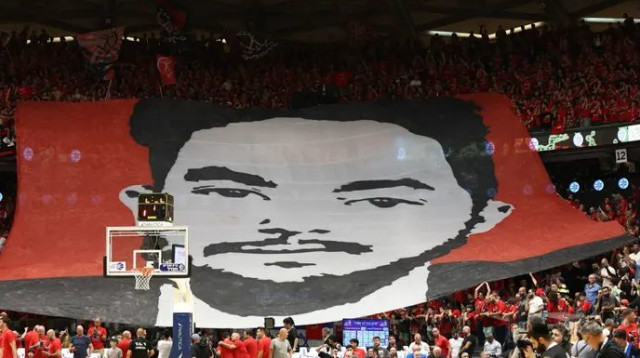 השלט החשוב הונף ביציע האדום להשבתו של הירש גולדברג פולין (צילום: דני מרון)