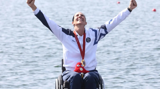 החותרת מורן סמואל עם מדליית הזהב הפראלימפית בפריז (צילום: לילך וייס רוזנברג)