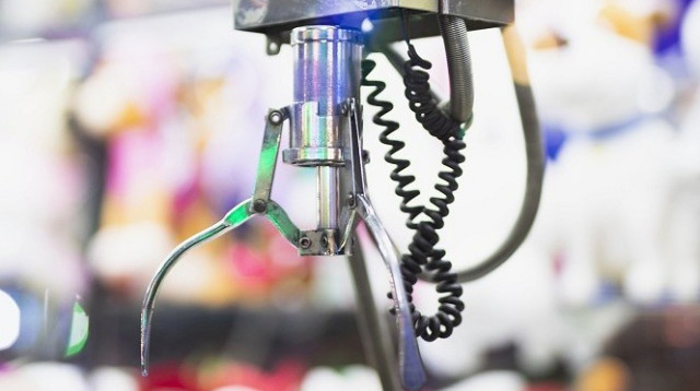 כך תצליחו להוציא צעצוע מהמכונה המעצבנת הזו (צילום: אינג'אימג')