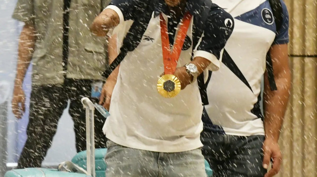 האלוף הפראלימפי אסף יסעור לאחר נחיתתו (צילום: ראובן קסטרו)