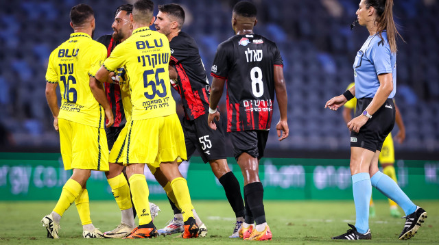 שחקני ריינה, שחקני הפועל חיפה, ספיר ברמן (צילום: מאור אלקסלסי)