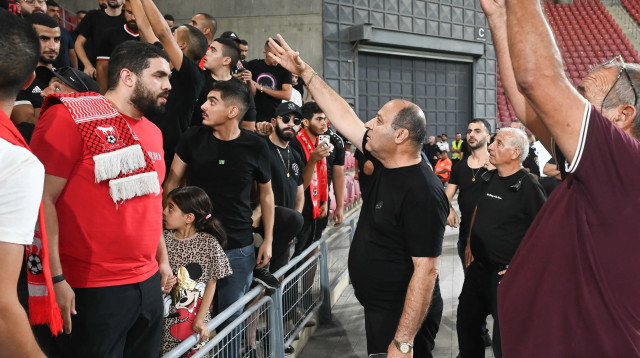 מוחמד אבו יונס יו"ר בני סכנין עם האוהדים (צילום: ברני ארדוב)