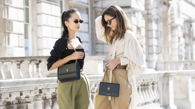 בחורות עם תיקים של Kurt Geiger (צילום: Kirstin Sinclair/Getty Images for Kurt Geiger)