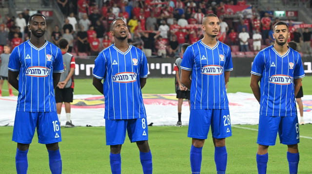 שחקני בני סכנין (צילום: ברני ארדוב)