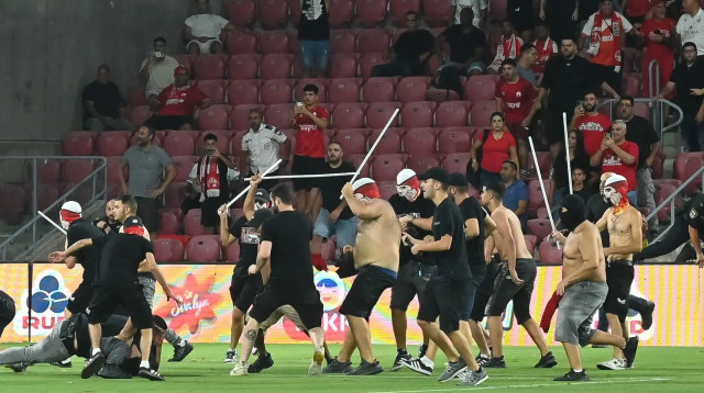 עימות בין אוהדי הפועל באר שבע לבני סכנין (צילום: ברני ארדוב)