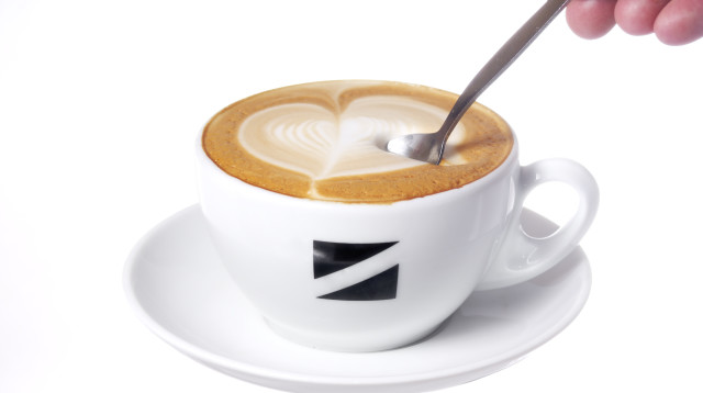 איזה קפה מכיל יותר קפאין - בבית או בבית קפה? (צילום: אינג'אימג')