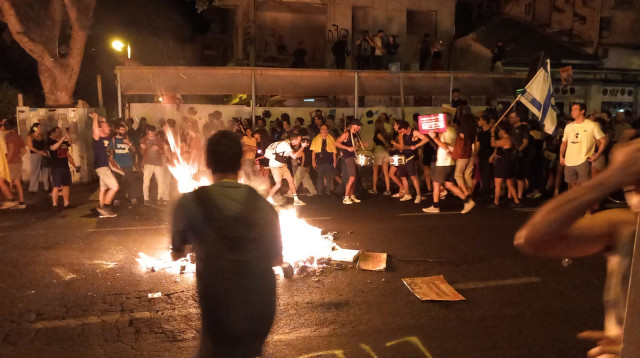המדורות ברחוב קינג ג'ורג' סמוך למטה הליכוד בתל אביב (צילום: לאורה אדרי)